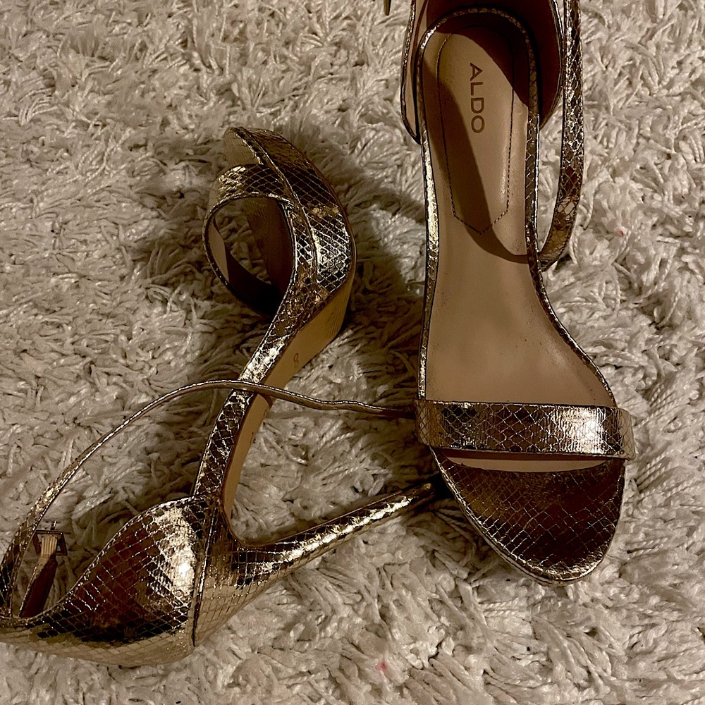 ✨Gold Platform Sandals✨